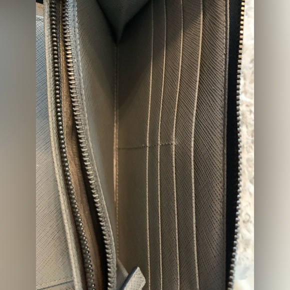 PRADA Logo Saffiano - Picture 8 of 12